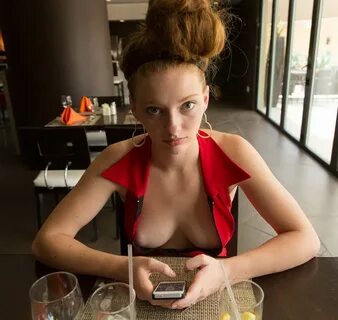 Красивые девушки без комплексов покажут, что у них под одеждой! 