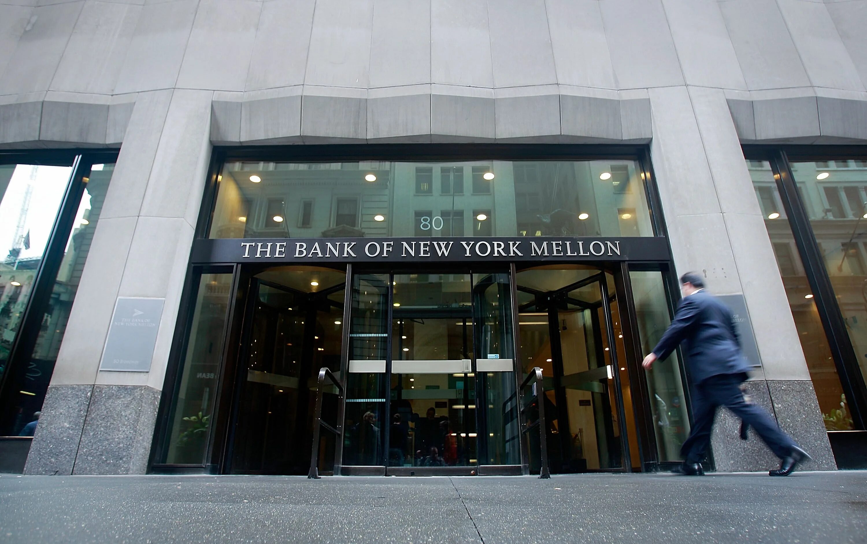 Situated on the banks. Банк Нью-Йорк Меллон. The Bank of New York Mellon, New York. The Bank of New York Mellon здание. Федеральный резервный банк Нью-Йорка.