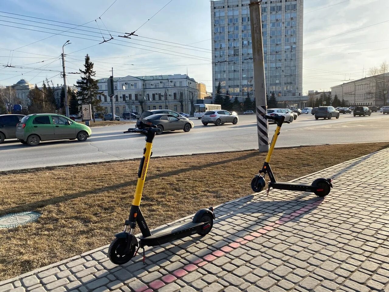 Электросамокаты Whoosh Омск. Городской электросамокат. Прокатный самокат. Самокаты на улице напрокат. Как кататься на электросамокате напрокат