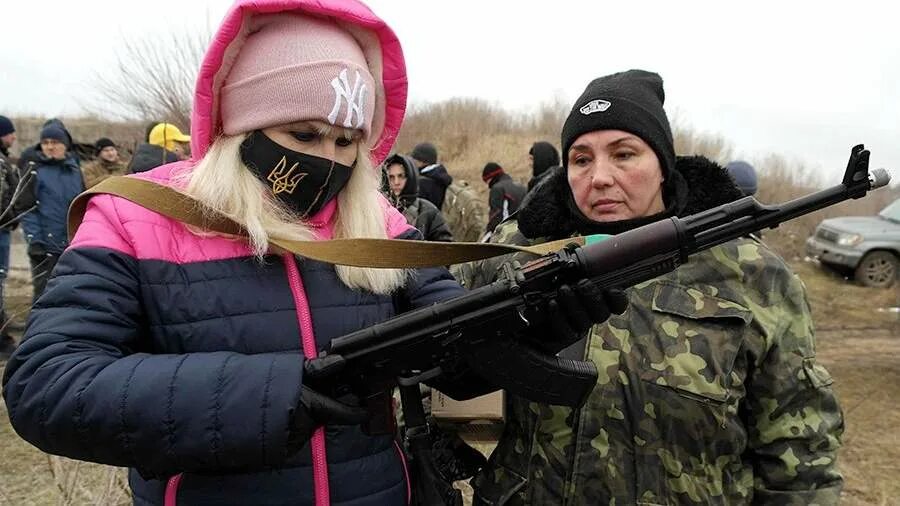 Готовься на украинском. Готовься на украинском. Всу с деревянными автоматами. Инструкторы нато в мариуполе. Территориальная оборона украины с деревянными автоматами.