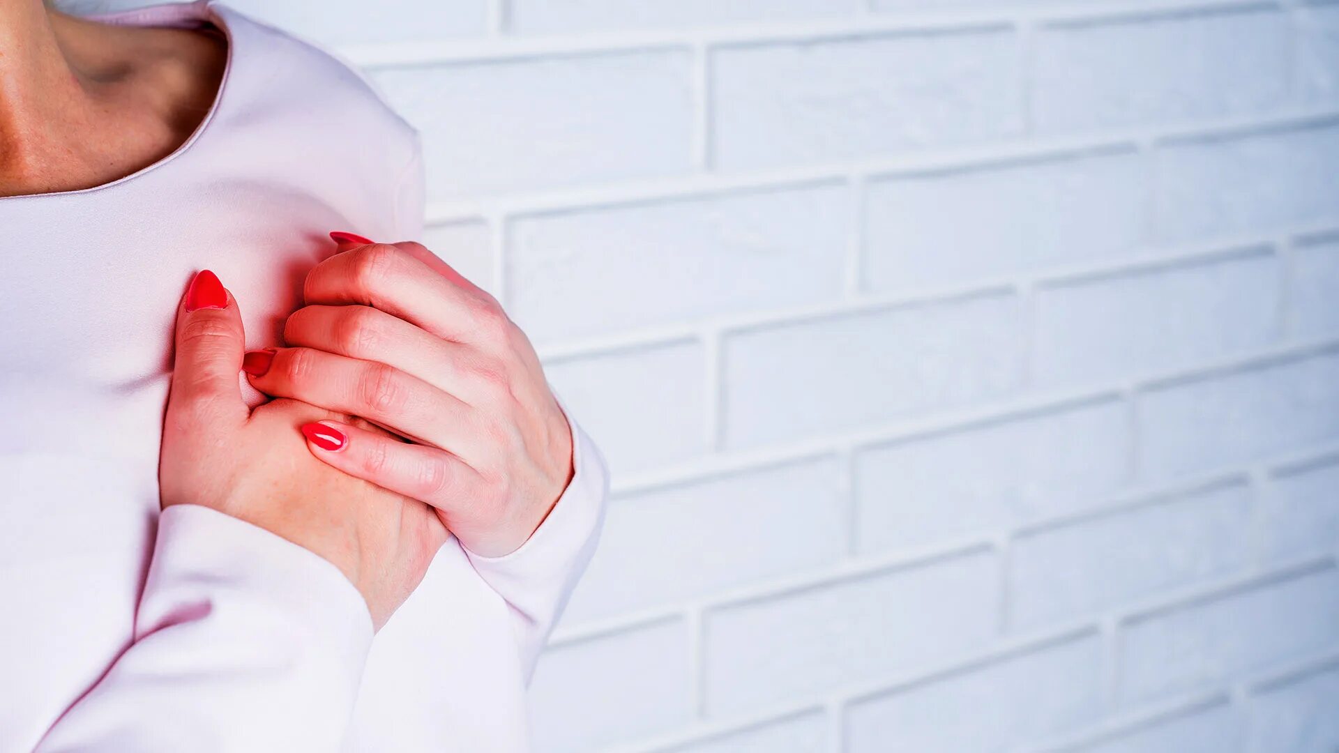 сердце женщины. держится за сердце. чел с больным сердцем. приступ сердца. сердечная боль 6.