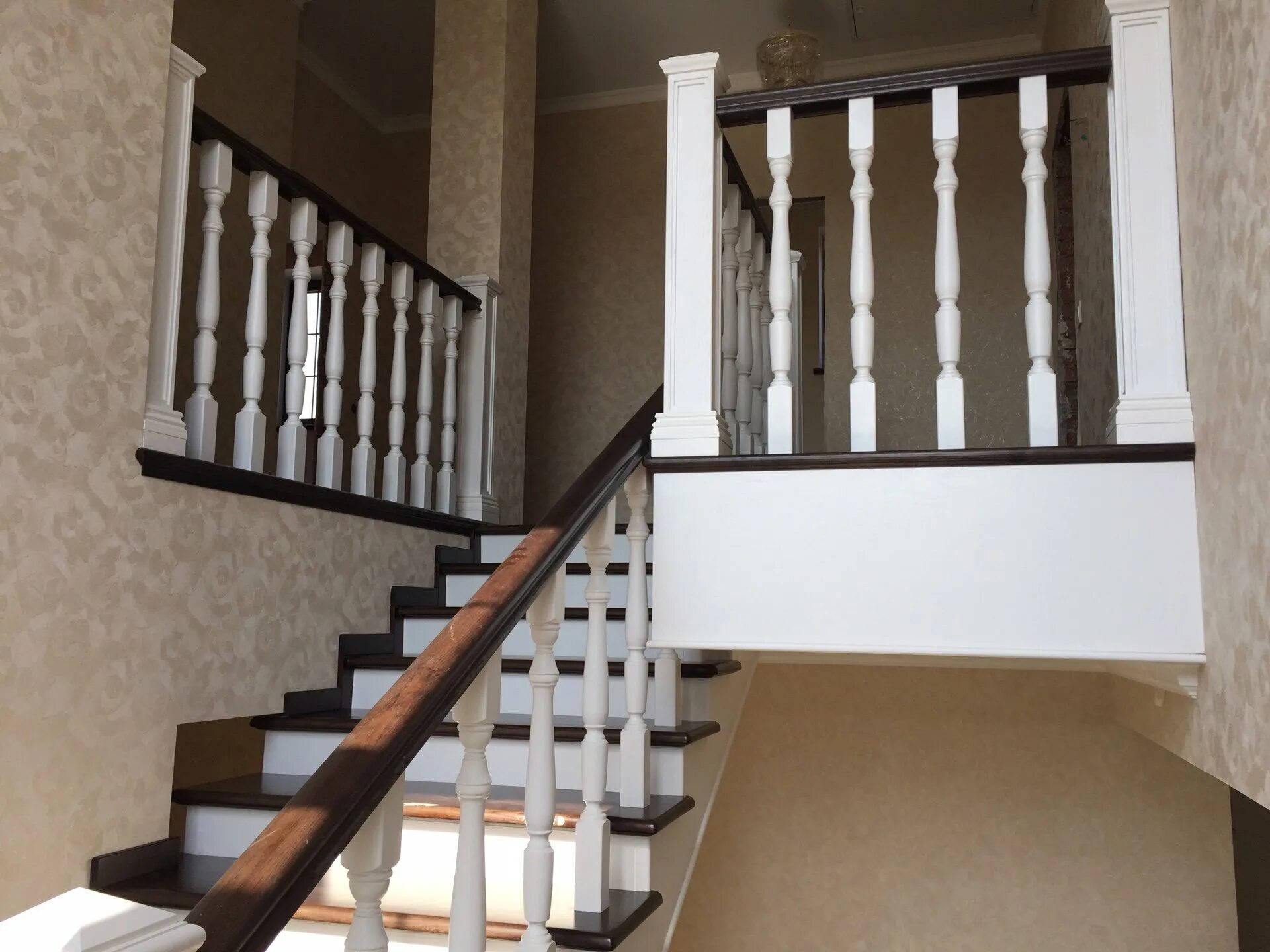 Одномаршевая бетонная лестница. Отделка бетонной лестницы деревом. Отделка лестницы. Бетонная лестница отделанная деревом. Лестница бетонная одномаршевая межэтажная.