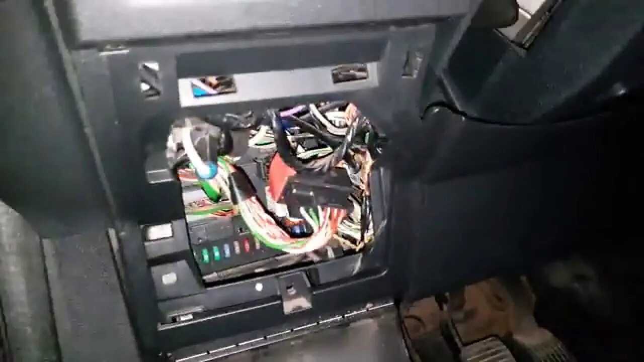 Пежо партнер 2017 диагностический разъем. Пежо партнер 2 диагностический разъем. Разъем обд пежо партнер. Obd2 разъём peugeot partner. Разъём обд 2 пежо партнер.