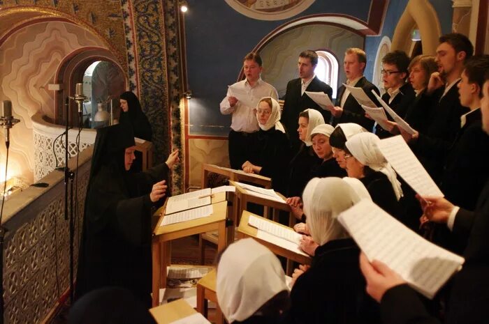 Русские православные пения. Клирос в храме. Православная Церковь клирос. Хор на клиросе в храме. Церковный клирос.