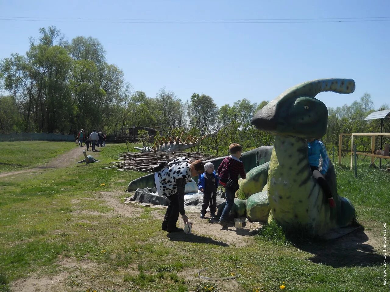 Старый оскол зоопарк цена. Старооскольский зоопарк старый Оскол. Зоопарк старый Оскол аттракционы. Старый Оскол парк аттракционов в зоопарке.