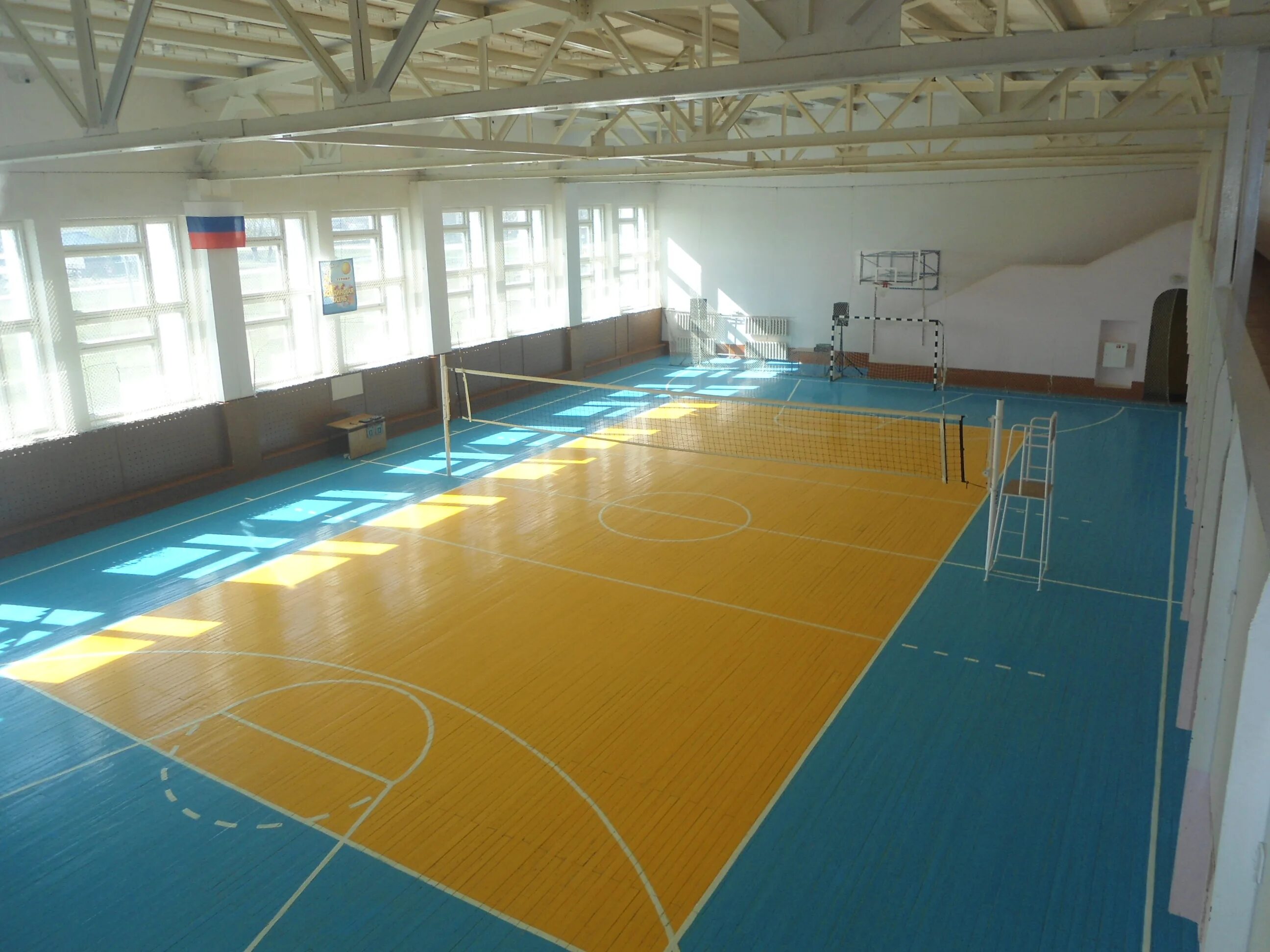 Спортивном зале находится футбольные волейбольные мячи