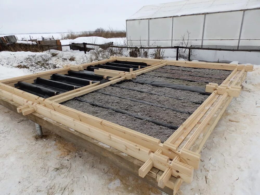 Стяжка пола на сваях. Стяжка с теплым полом в каркасном доме. Железобетонная плита на винтовых сваях. Бетонный пол в деревянной бане на винтовых сваях. Пол в брусовой бане на сваях.