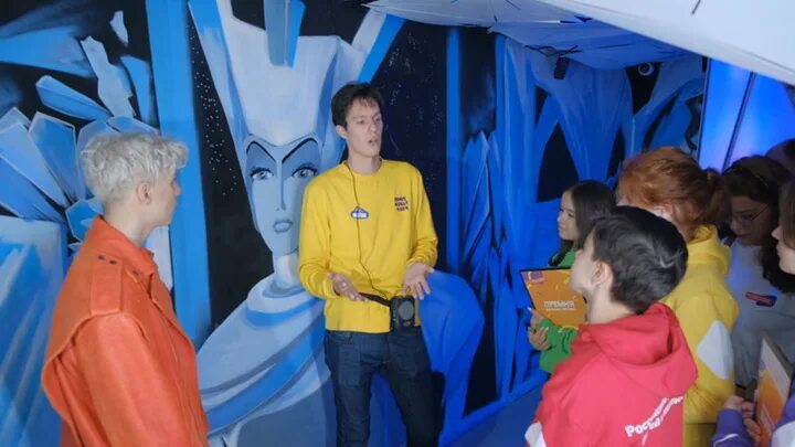 Веду репортаж из кровати. Стикеры с юмором. Футболка с надписью веду себя. Ты хорошо себя вел в этом году один дома. Ведущий тамада.