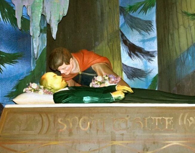 Бальзамирование ленина мавзолей ленина. Ленин владимир ильич забальзамированный. Ленин владимир ильич мавзолей. Владимир ленин в мавзолее. Труппа мавзолея владимира ильича ленина.
