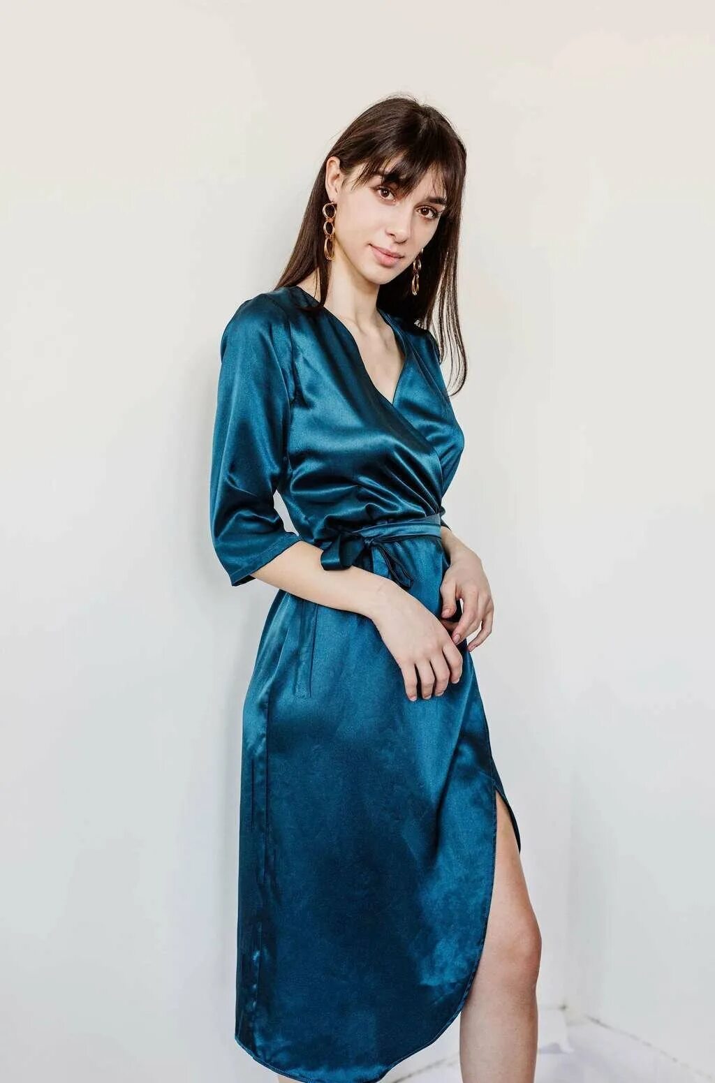 Шелко. Саша Бережкова в шелковом платье. Шелковое платье. Синее шелковое платье. Красивые шелковые платья.