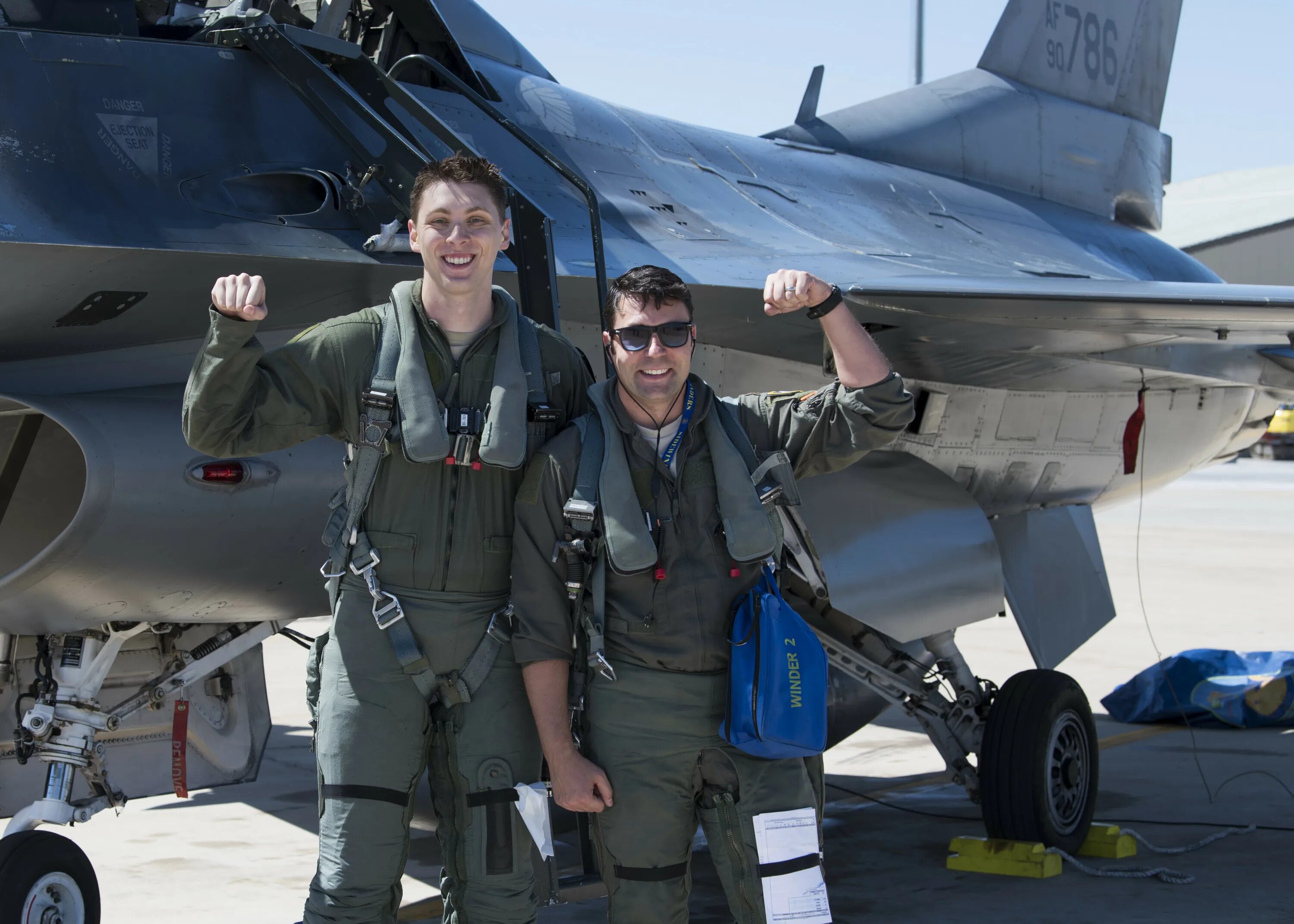 Пилот ввс сша. Пилот f 16. чарли шин пилот ф16. дэвид айботтсон пилот. pilot911 swing.