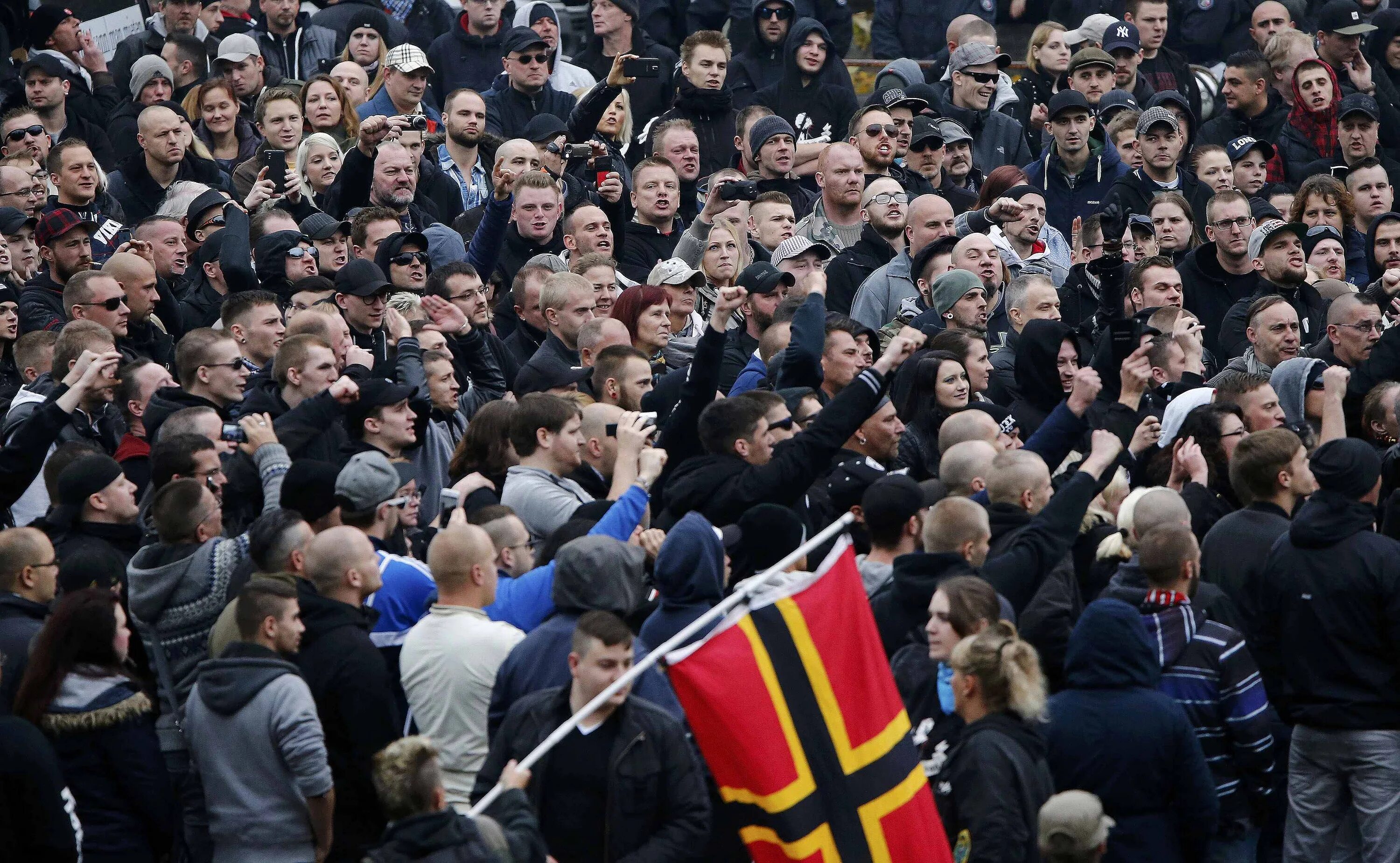 Протесты националистов. Националисты Германии против беженцев. Ультраправые в Германии. Митинг в Кельне.