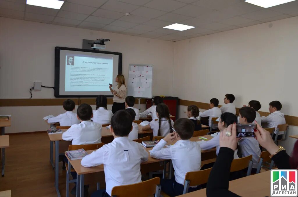 Дагестан школа. Школьный класс в Дагестане. Средние образовательные школы Дагестана. Урок в школе Дагестан.