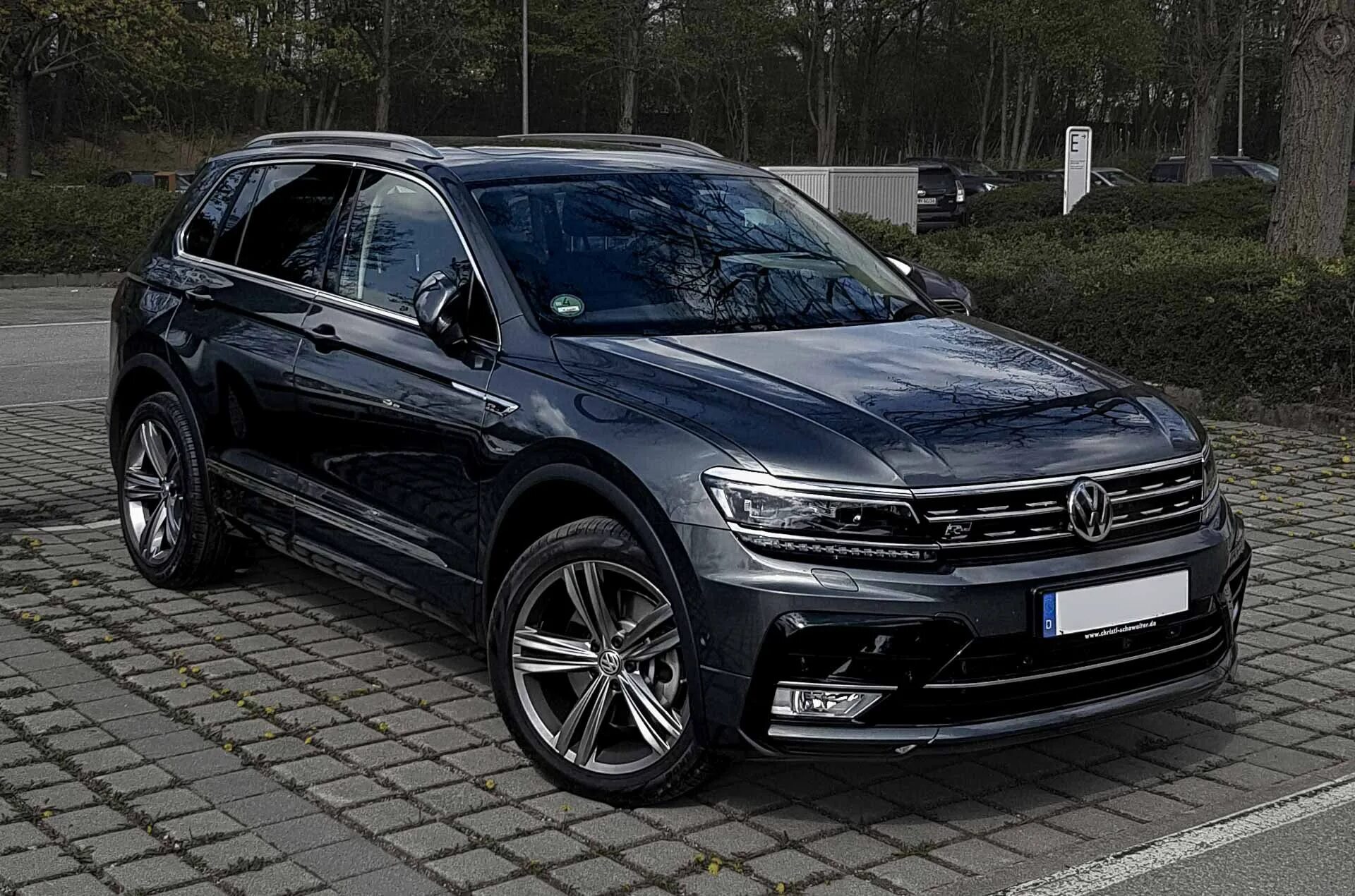 Эр лайн. Фольксваген Тигуан r line. Volkswagen Tiguan 2020 r line Black. Фольксваген Тигуан спортлайн 2020. Volkswagen Tiguan 2021 r line Black.