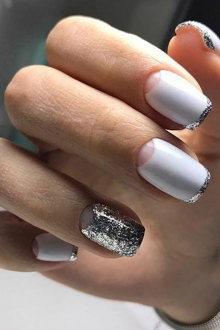 Ногти серебристые. Серрые нргти с блесткамм. Серо серебристый маникюр. Серо-голубой маникюр. Серебристый маникюр.