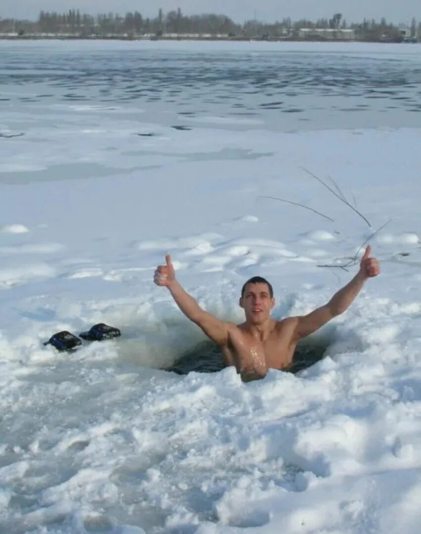 Рыбалка в холодной воде. Закаливание. Закаливание организма моржевание. Купаться в холодной воде. Купание в снегу.