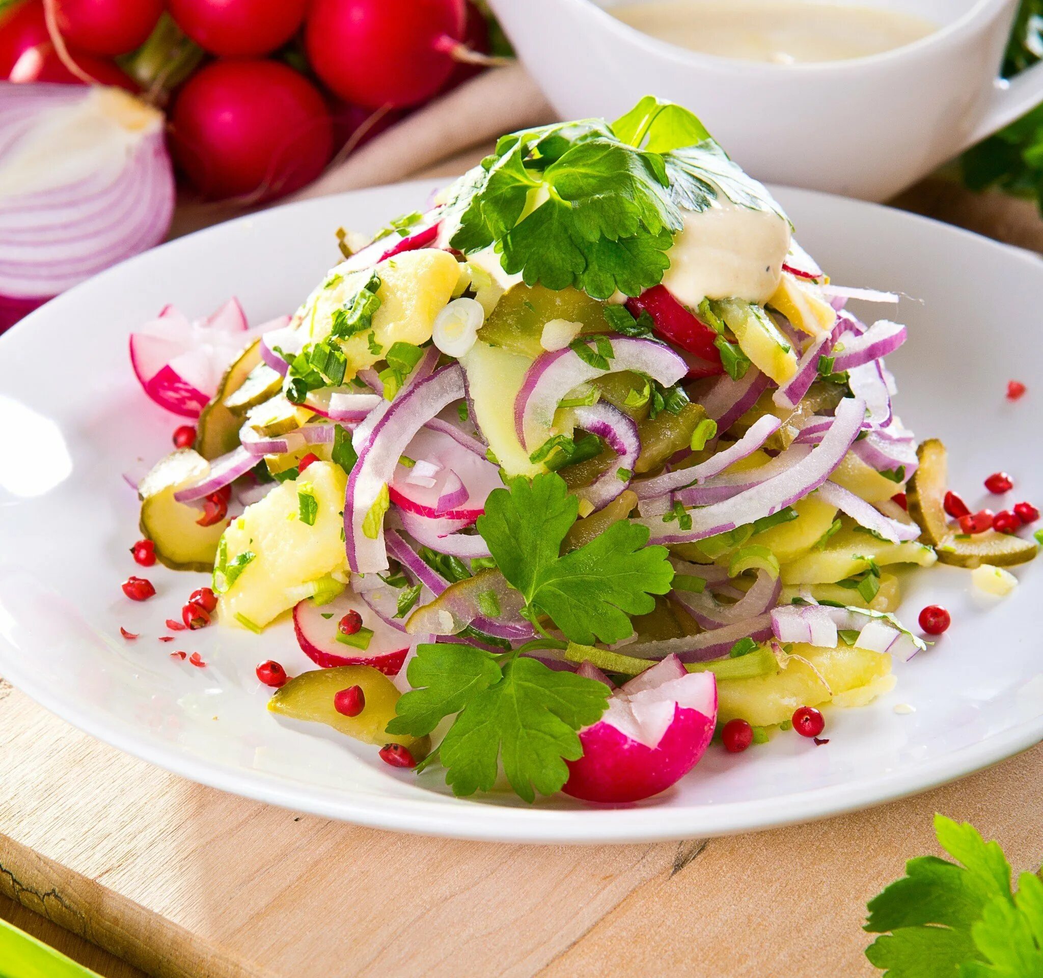 Салат из редиски вкусный рецепт. Салат. Салат с редисом. Салат весенний. Салат с редиской и зеленью.