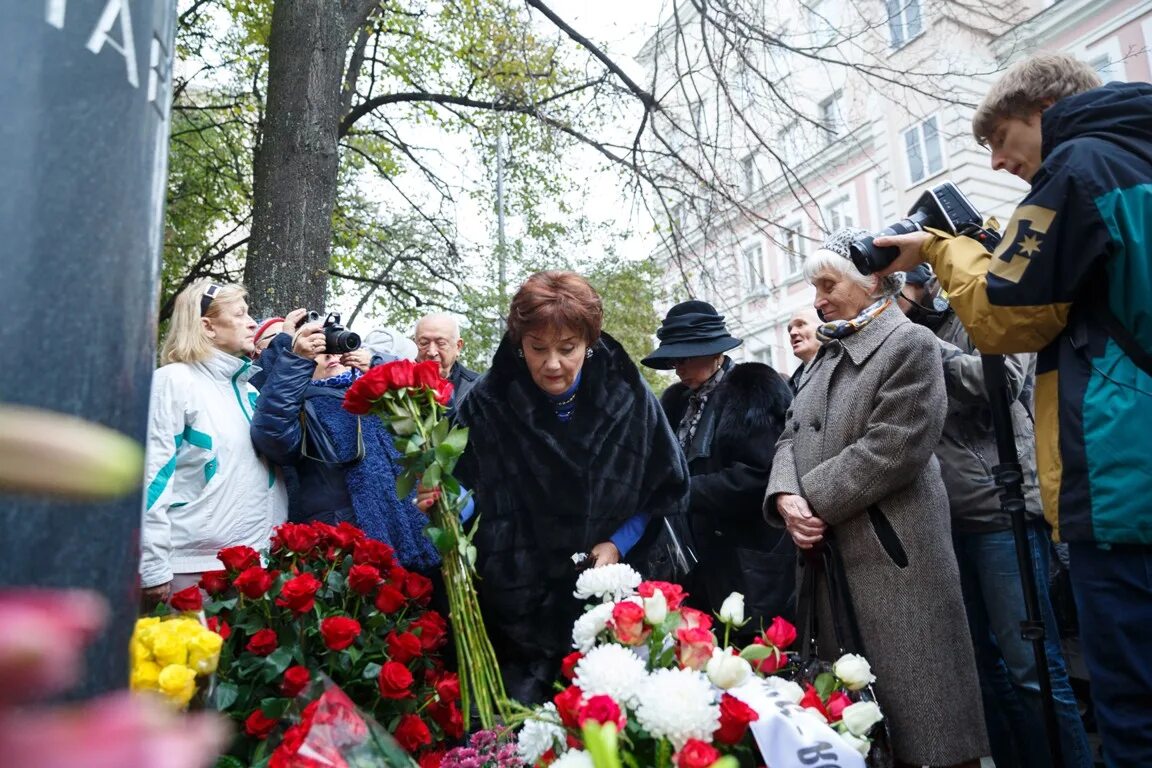 Песни магомаева в память погибших в крокусе. День памяти Муслима Магомаева. Похороны Муслима Магомаева. Синявская на похоронах Магомаева. Прощание с Магомаевым в Москве.