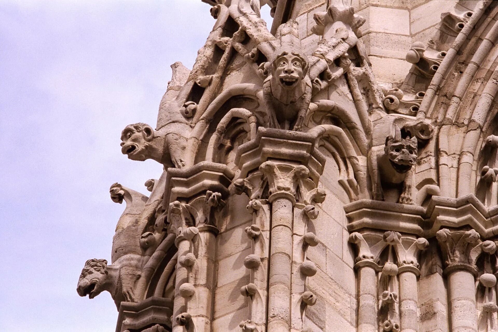 Скульптура готики реймский собор. Скульптуры парижской богоматери церкви франции. Собор парижской богоматери рельефы. Статуи шартрского собора. Западный фасад собора в солсбери галерея королей.