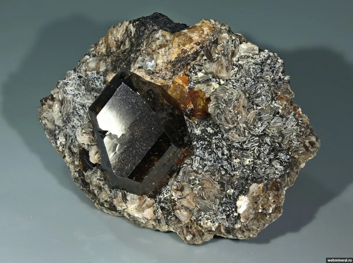 Касситерит оловянный камень. Минерал олова касситерит. Касситерит минерал необработанный. Касситерит минерал Кристаллы.