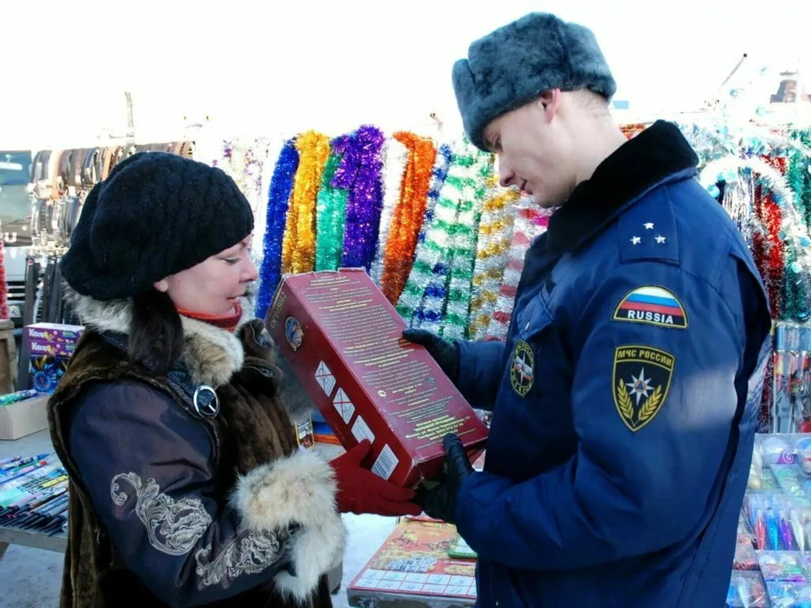 Пиротехника МЧС. Картинки магазина пиротехники. Продавец фейерверков Новогодняя. Пиротехника сотрудник. 2015 год мчс