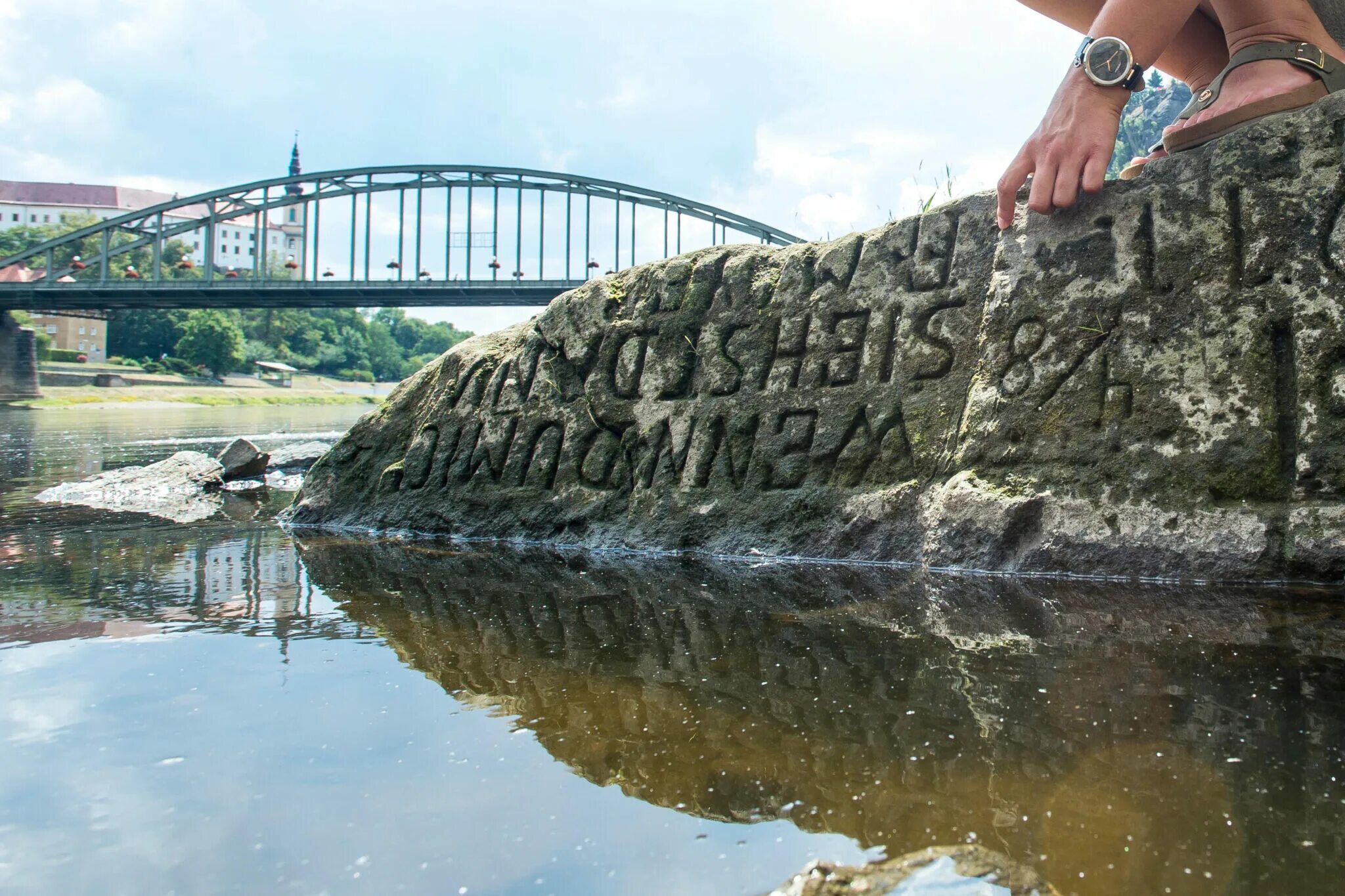 Голодные камни на эльбе. Камень в германии обмелевшей реки. Река плача. Камни на дне рек европы. Река рейн 2022 обмеление.