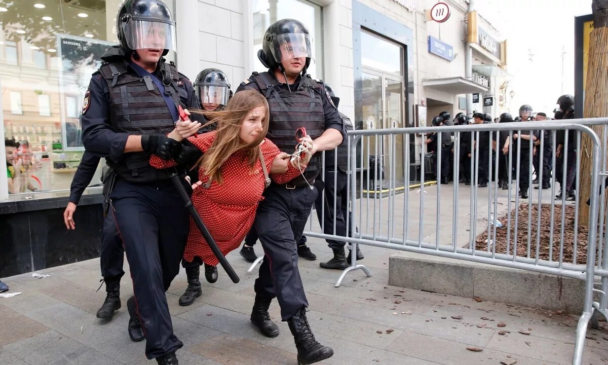 Задержание на митинге в Москве. Полицейские бьют людей на митинге.