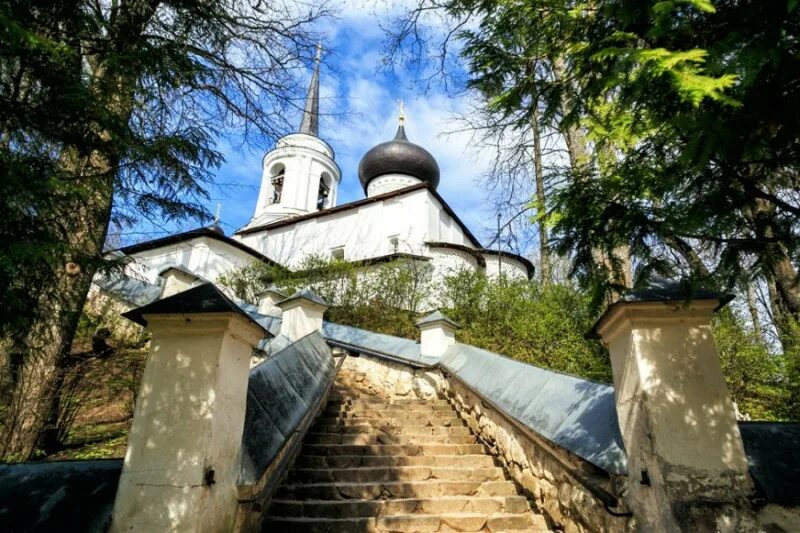 Свято успенский святогорский. Святогорский Свято-Успенский монастырь Псков. Святогорский монастырь Пушкинские горы. Святогорский Успенский монастырь Псков.