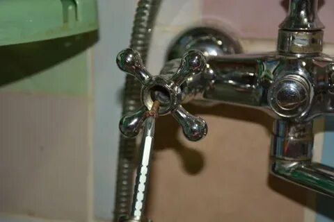 Открутить кран буксу смесителя в ванной