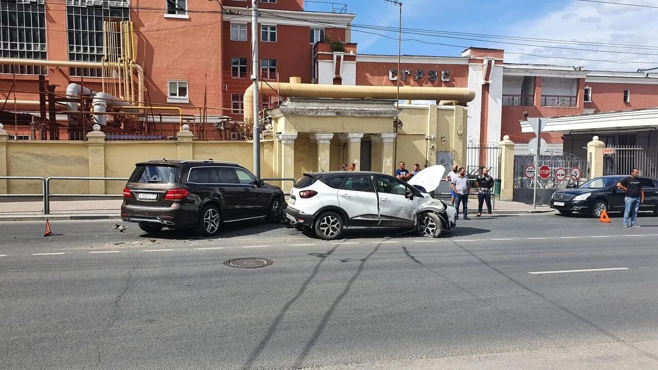 Дтп в центре самары синий infinity. Самара ситуация сегодня. Дтп у пивзавода воронеж сегодня. Самара ситуация сегодня. Авария около пивзавода.
