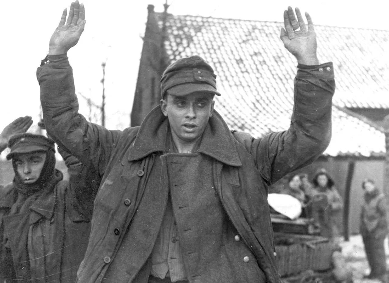 Попадет в плен к французам. Немецкий солдат с поднятыми руками. Немцы с поднятыми руками.