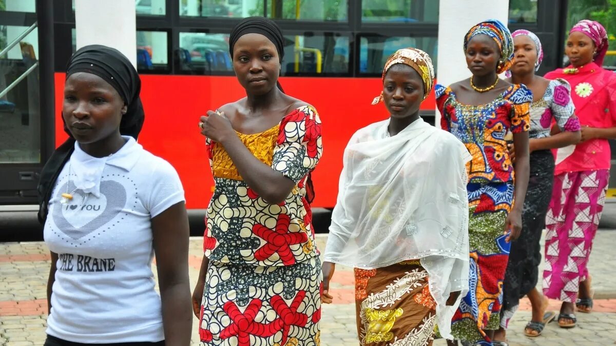 Nigeria girls. Нигерийцы женщины. Nigeria girls. Красивые женщины нигерии. Национальная одежда нигерии.