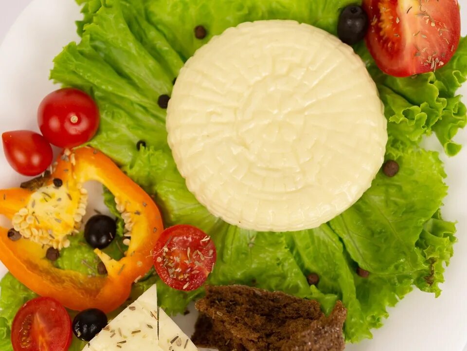 Сулугуни и моцарелла. Сыр сулугуни, адыгейский, брынза. Брынза. Сулугуни и моцарелла. Брынза сулугуни.