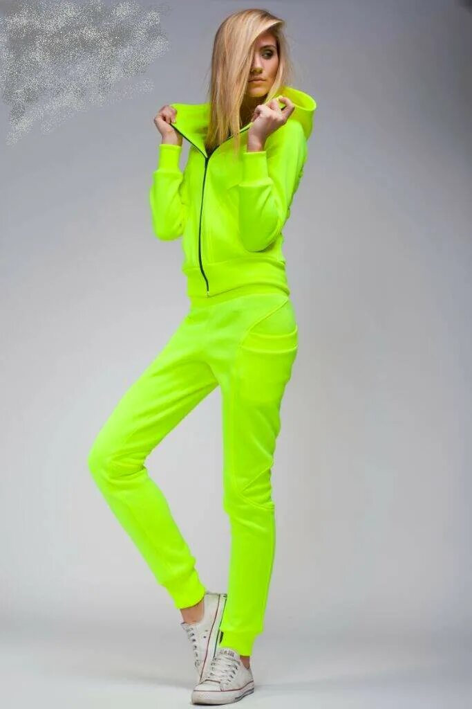 модные спортивные костюмы для женщин. спортивный костюм женский. спортивный костюм женский. бежевые спортивные костюмы для женщин. весенние костюмы для женщин спортивные.