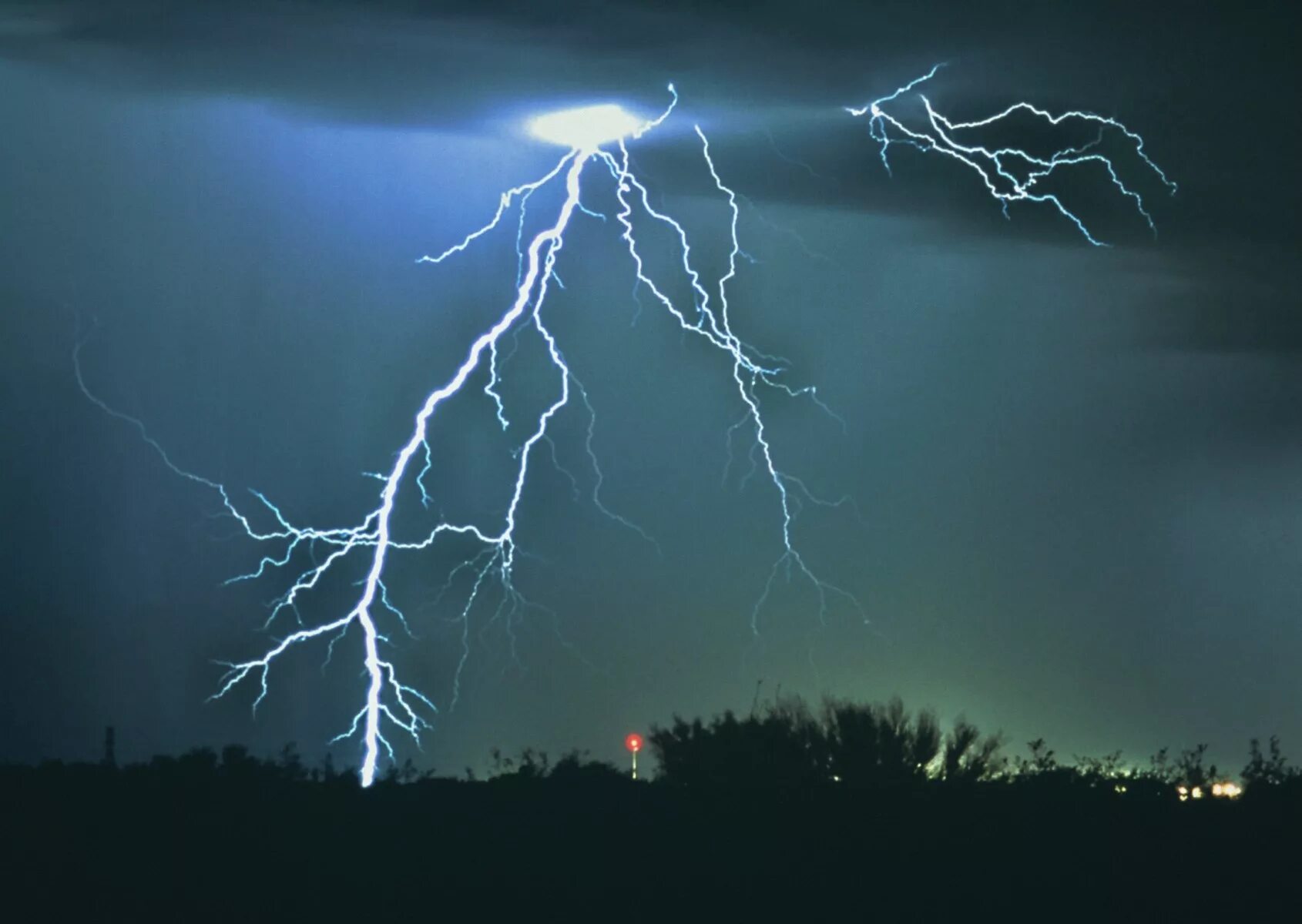 Молнии кататумбо. Гроза удар молнии. Гром и молния. Молния. Молния в горах.