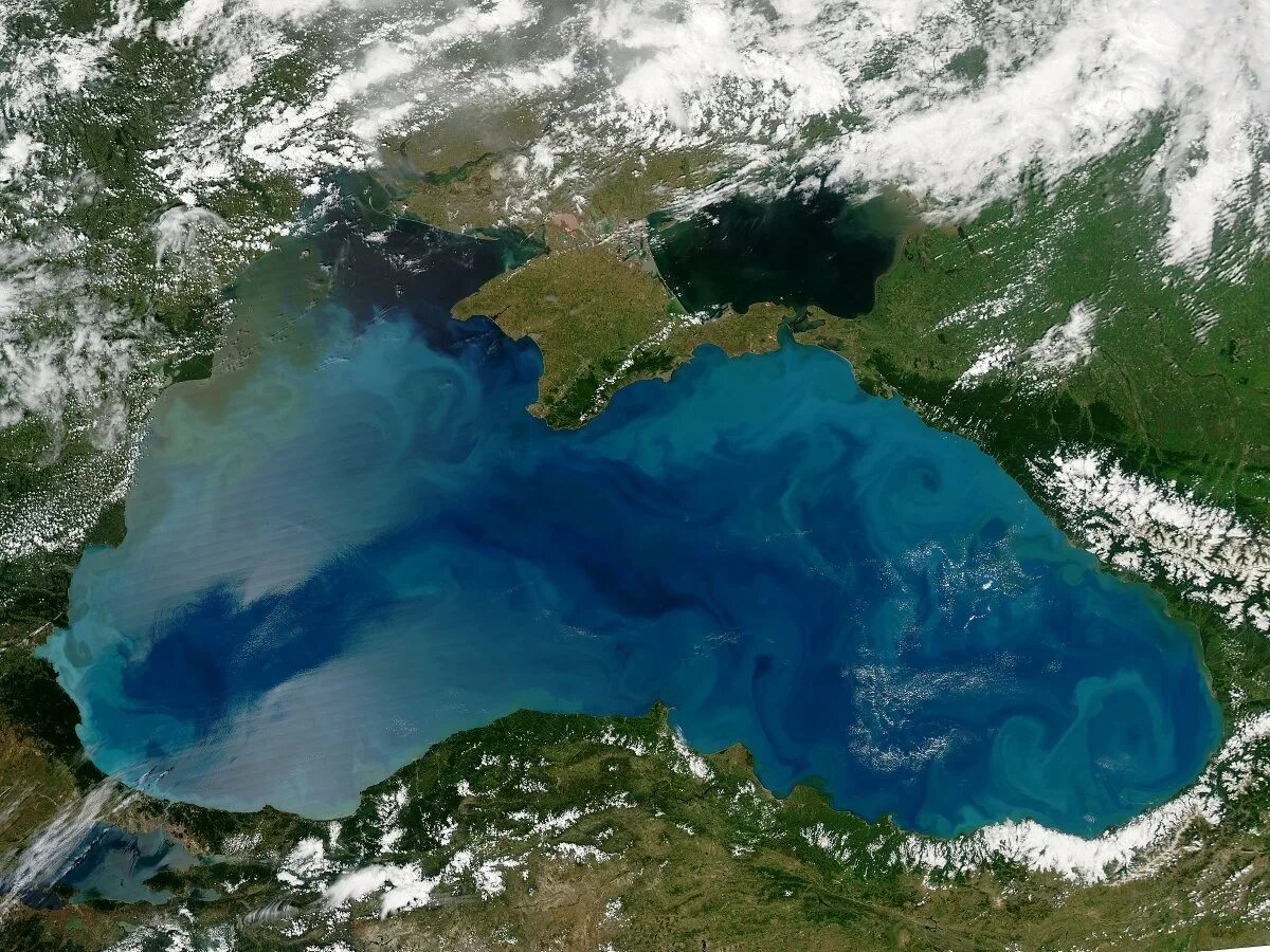 Самое голубое море россии. Черное море. Черное море со спутника. Море черного цвета. Черное море картинки.
