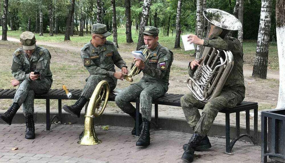 Брянские военные новости сегодня. Брянск военные. Военная музыкант сидит. Музыканты на войне. Военные музыканты фото.