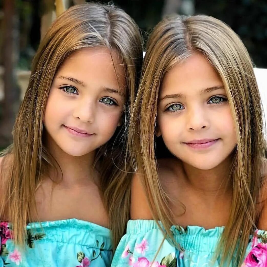 Эшли олсен и мэри кейт олсен. Лиа клементс. Джаки клементс. Ава и лия клементс в детстве. Две близняшки на белом фоне.