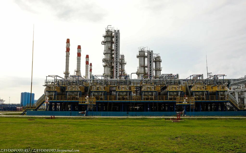 комплекс новатэк в усть-луге. усть луга нпз. новатэк усть луга. новатэк усть-луга завод. санкт петербург новатэк усть луга порт.