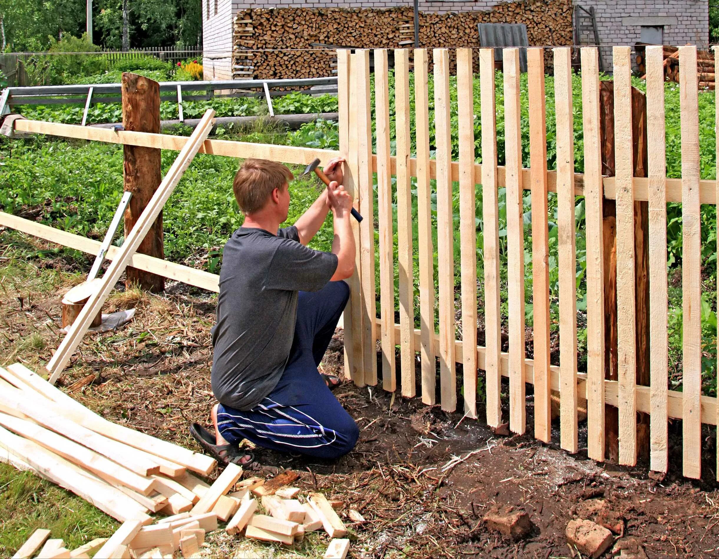 Построить забор на даче цена недорого. Заборы для дачи. Деревянный заборчик. Постройка деревянных заборов. Красивый забор из штакетника деревянного.