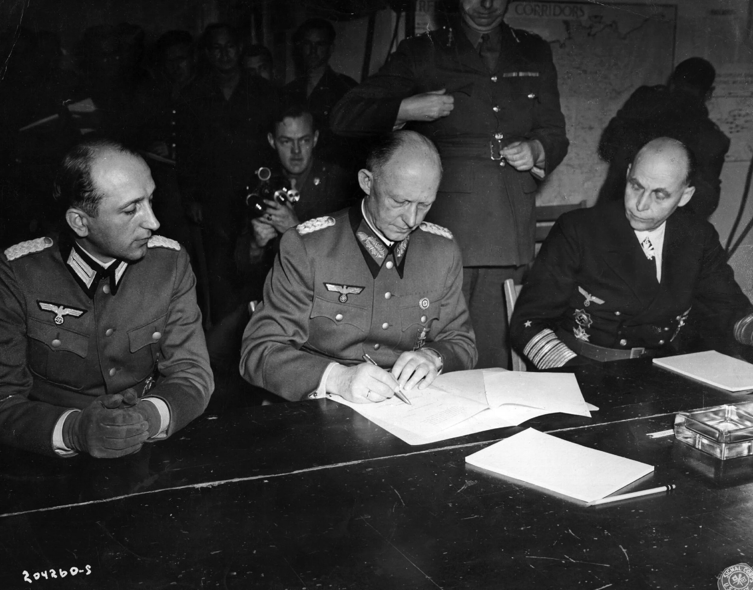 Капитуляция Германии 8 мая 1945. Жуков подписание капитуляции Германии 1945. Подписание капитуляции германии 1945 дата