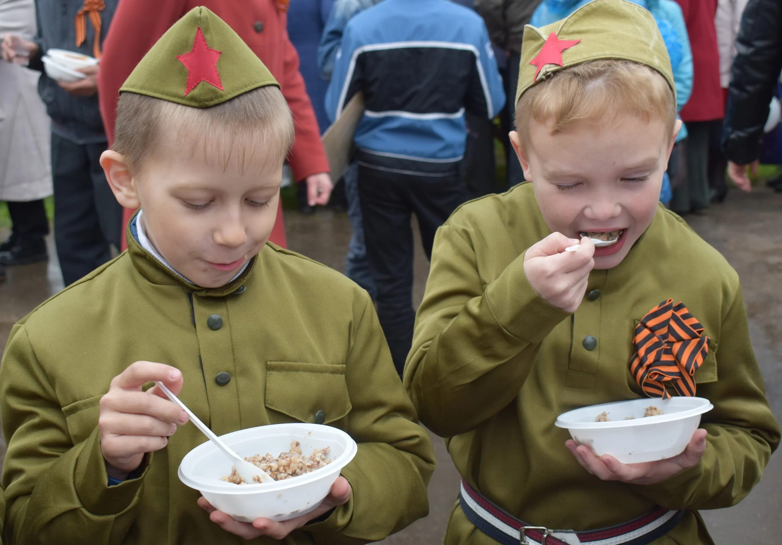 Полевая кухня армейская Солдатская каша. Солдатская каша на 9 мая. Полевая каша на 9 мая. Военная каша на 9 мая. Народ кашу