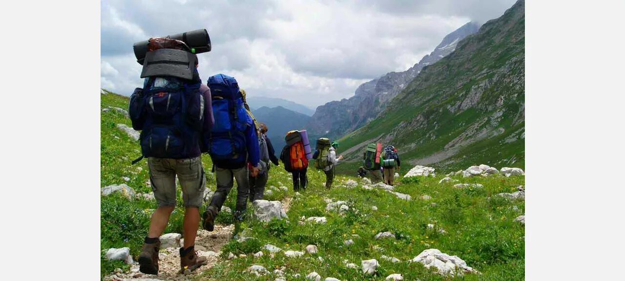 В начале пути туристы договорились о времени. Шутки про поход. Скоро в поход. Поход прикол. Поход в горы смешные.