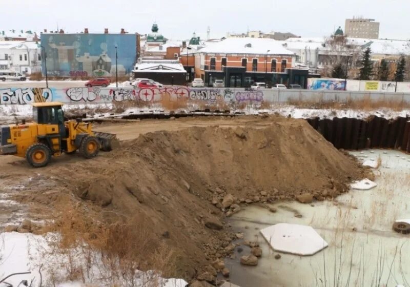 Котлован Омск. Котлован в городе. Круглый котлован. Большой котлован. Возле карьера стояло в 4 раза