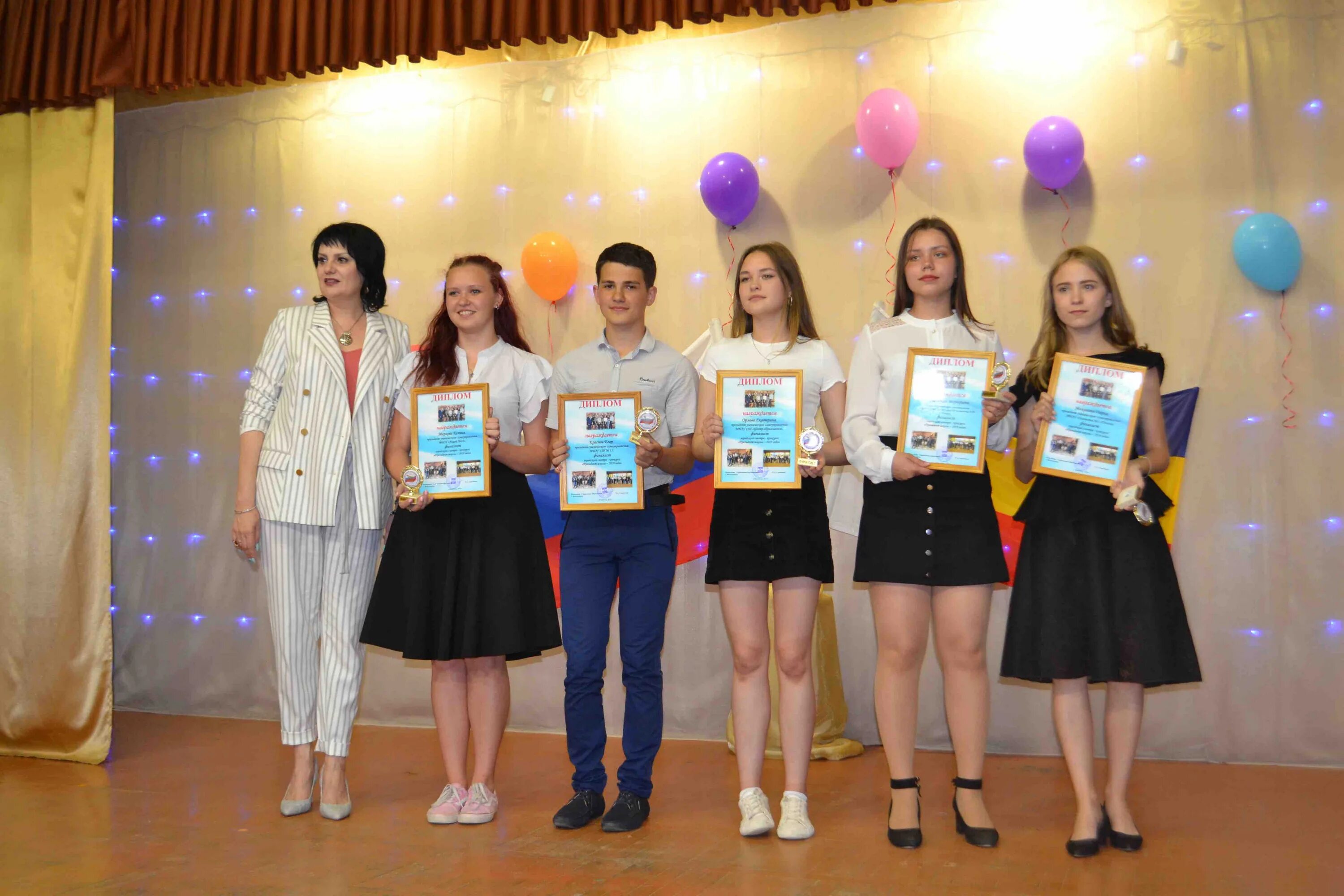 подведение итогов школьного года. конкурс школа года. выборы президента школы. фон выборы президента школы. школа фотографии.