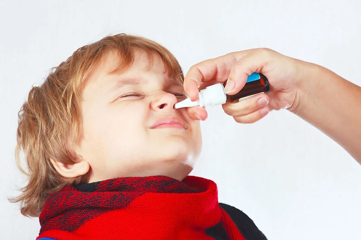 Заложенность носа при орви. Отравление нафтизином у детей. Закапываниесперея в нос детям. Ринит профилактика у детей. Насморк у ребенка.