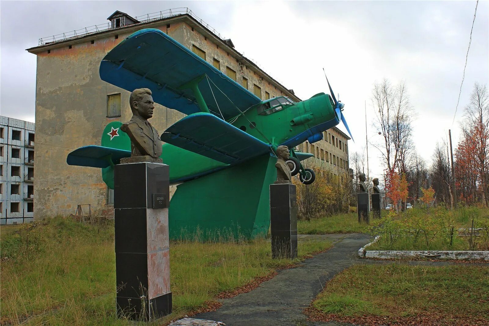 Памятник ан2 в Корзуново. Монумент-самолёт АН-2 Корзуново. Корзуново Луостари. Гагарина в Корзуново Мурманской области.