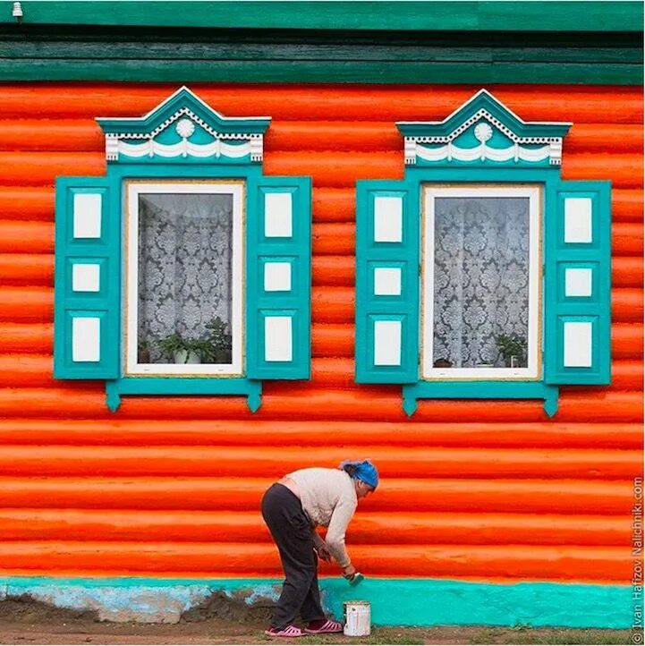 Покраска старого дома краской. Музей наличников Ивана Хафизова.