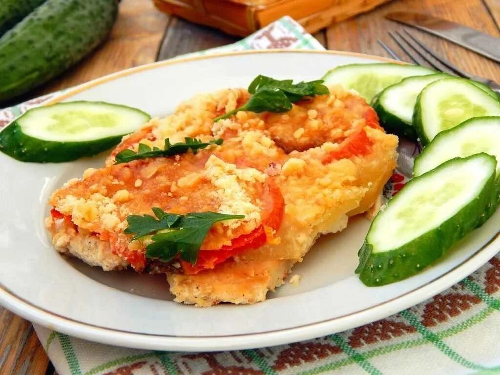 Куриная грудка под шубой в духовке. Куриная грудка под шубой в духовке с помидорами и сыром. Куриное филе под шубой в духовке. Филе куриной грудки под шубой в духовке.