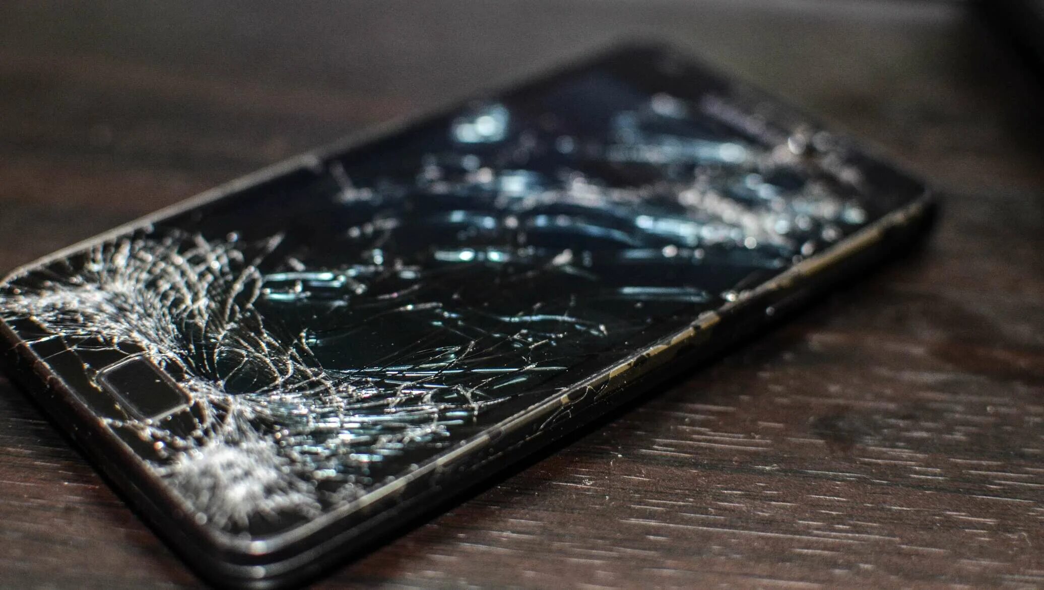 Разбитый смартфон. Сломанный iphone. Разбитый экран смартфона. Треснул телефон. Треснул телефон.